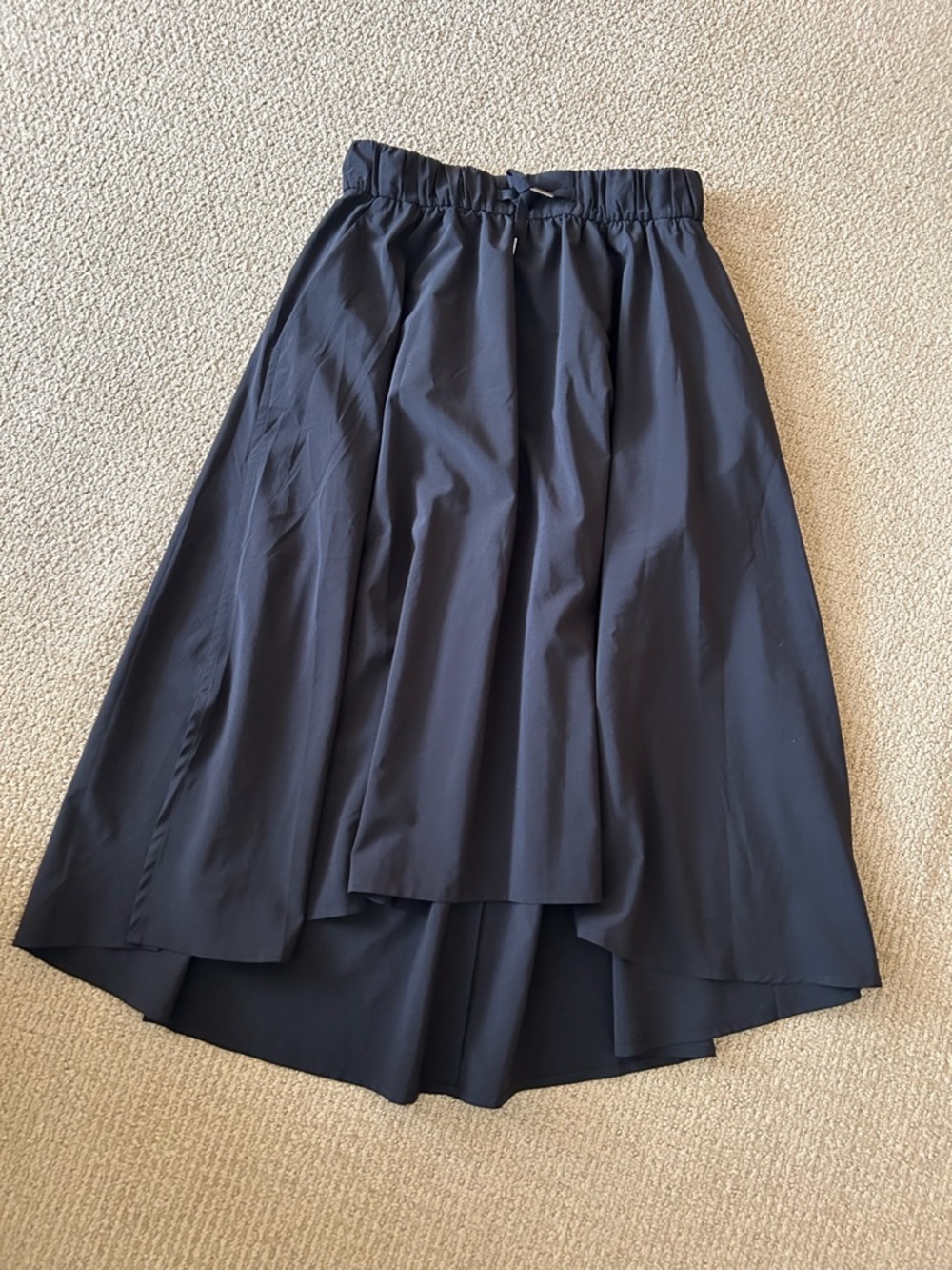 Lululemon skirt size 4, black. Front pockets. Like new condition!